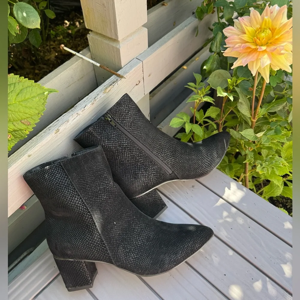 NWT Black Textured Ankle Boots Extra Wide WW Block Heel 8.5WW